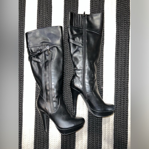 Guess - Picture 4 of 6